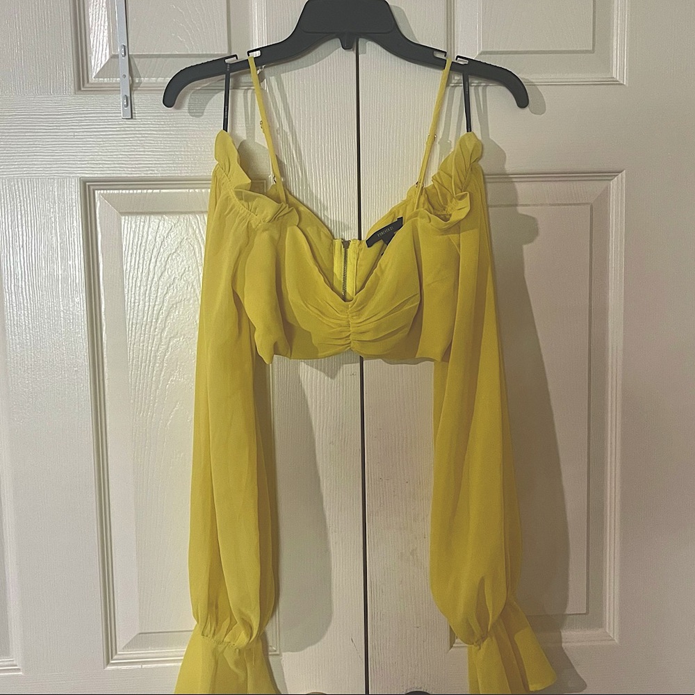 🌻 Yellow off the shoulder crop top